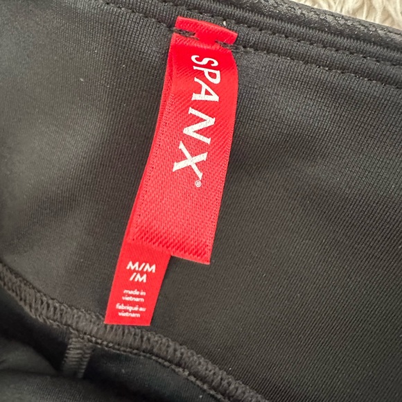 Spanx size medium black shiny leggings - Picture 4 of 9